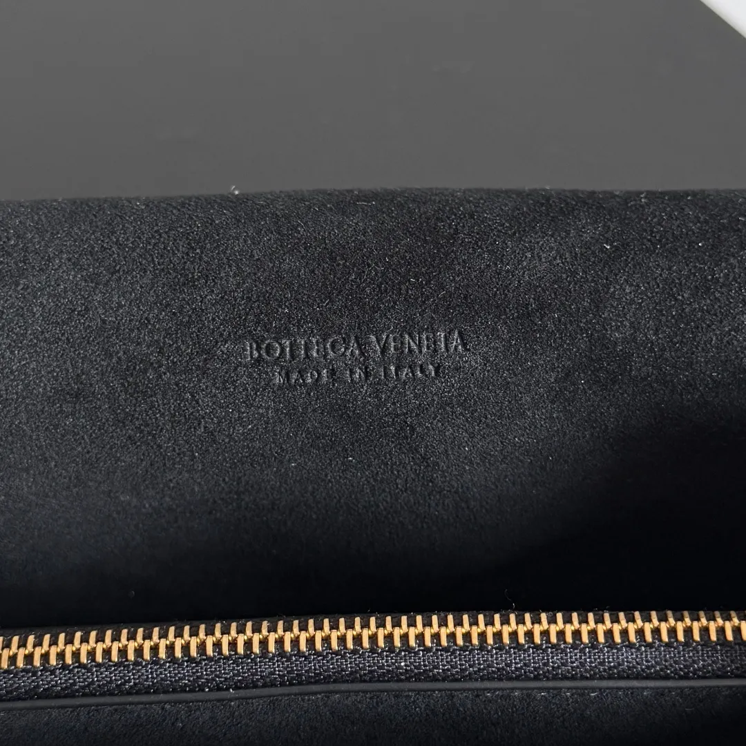 Batch 1680 Bottega Veneta’s new early spring products are here◍˃ᵕ˂◍ This super cute little bag captures my heart every time. This kind of simple little bag that can be carried on the back at any time is really convenient. The surprise of this Notturno clutch lies in the three independent spaces inside. Babies with a lot of belongings must be able to empathize with the tiredness of searching for items for a long time every time. This divided area design simply captures my heart. Style number: 843893 Size: 21*11*9cm